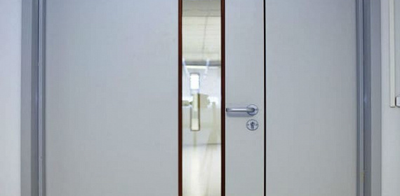 Противопожарная полуторная дверь со стеклом 1350x2050