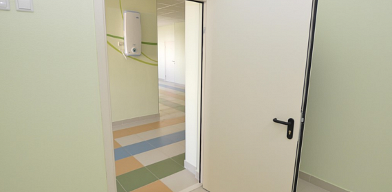 Техническая однопольная дверь в медицинской клинике