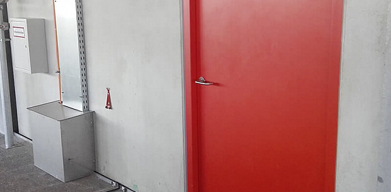Однопольная противопожарная дверь в служебном помещении БЦ