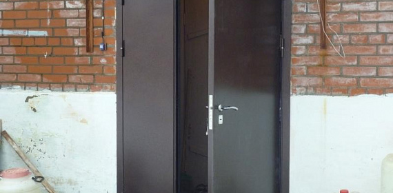 Дверь полуторная в подъезд черного цвета 1150x2050