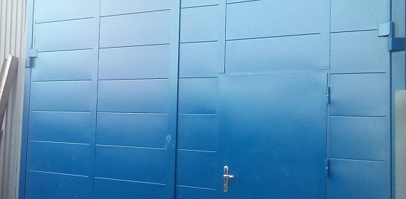 Противопожарные ворота синего цвета с калиткой