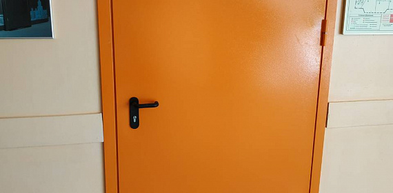 Противопожарная глухая дверь оранжевая