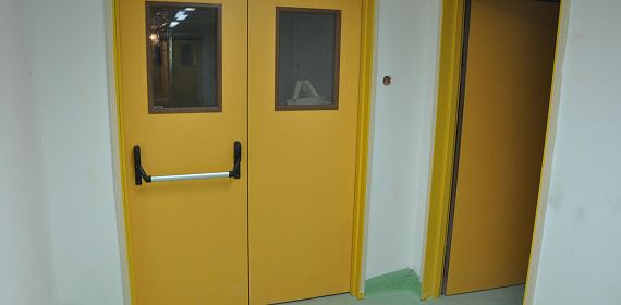 Двупольная противопожарная дверь с антипаникой в школе