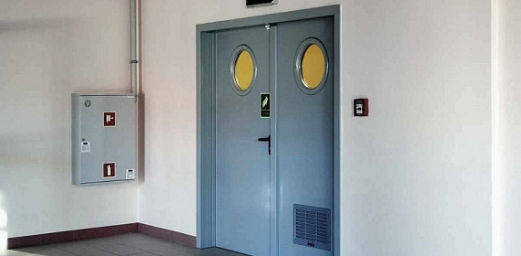 Техническая дверь в бойлерную с вентиляционной решоткой