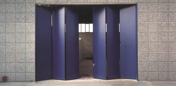 Складные противопожарные ворота синего цвета 2200x2200