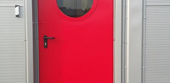 Однопольная противопожарная дверь красного цвета