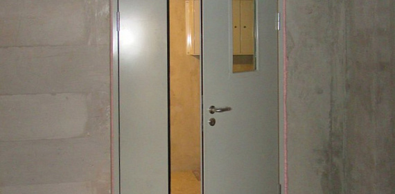 Противопожарная дверь с окошком EIS-60