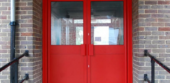 Техническая двупольная дверь в школе
